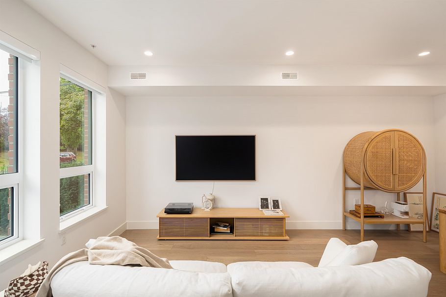 809 W 38th Avenue Vancouver, BC - 2