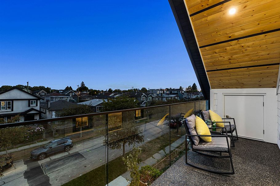 1 2211 Mannering Avenue Vancouver, BC - 17