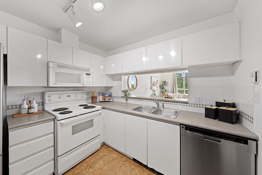 409 8430 Jellicoe Street Vancouver, BC - 12