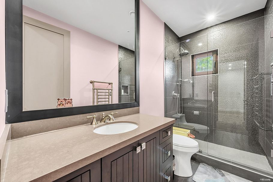 1112 W 38th Avenue Vancouver, BC - 25