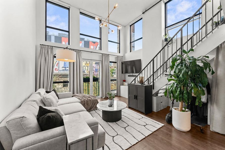 401 1 E Cordova Street Vancouver, BC - 2