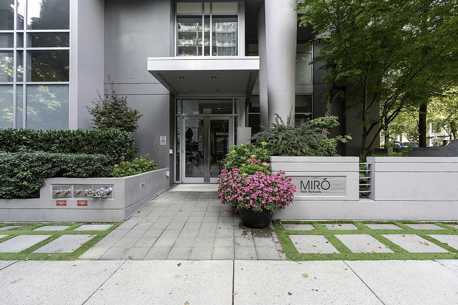 1702 1001 Richards Street Vancouver, BC - 2