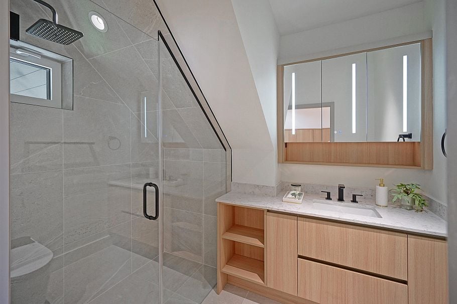 1 3315 W 10th Street Vancouver, BC - 19
