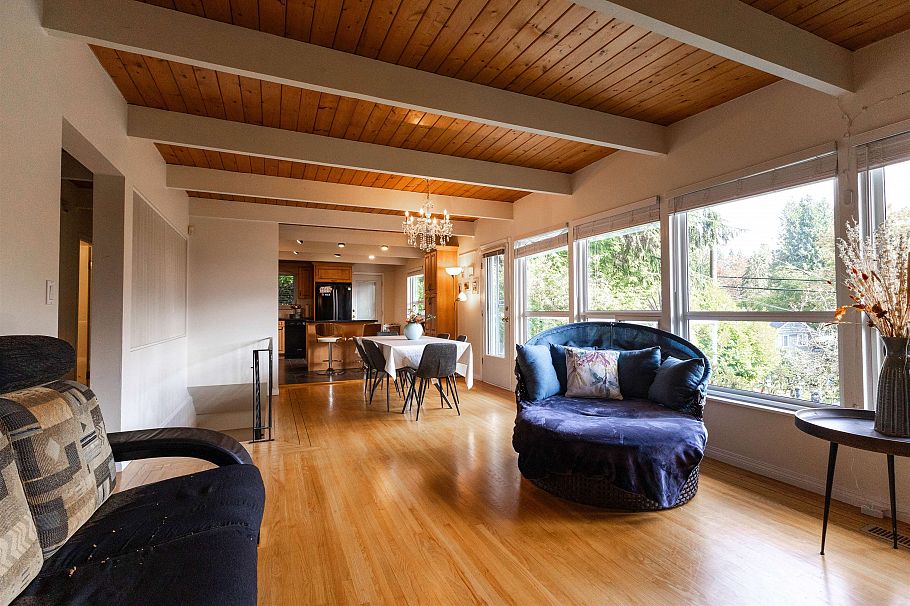 3063 Royal Avenue North Vancouver, BC - 1