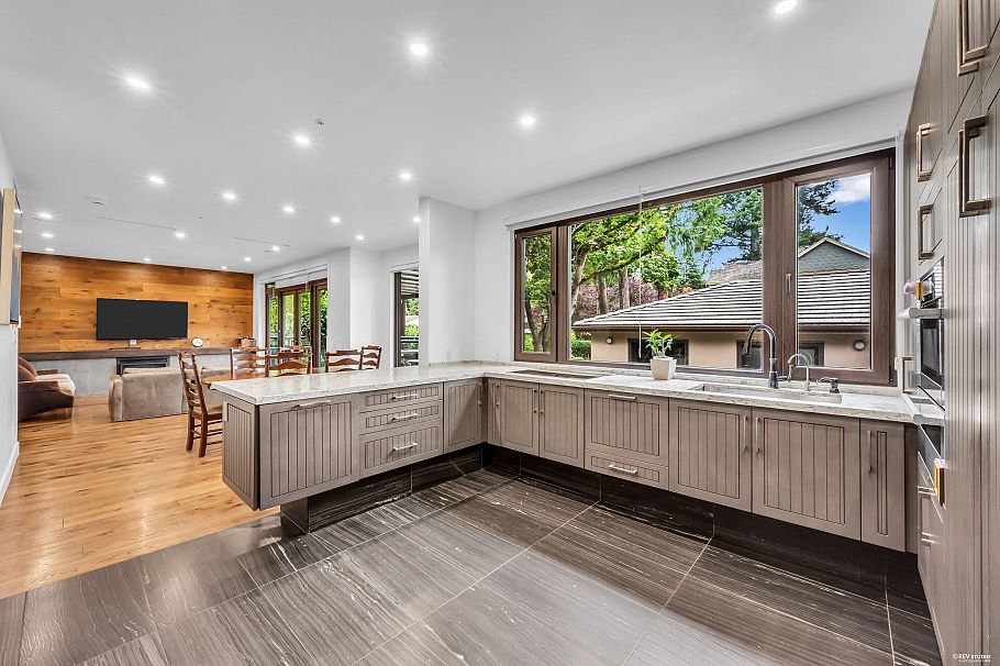 1112 W 38th Avenue Vancouver, BC - 18