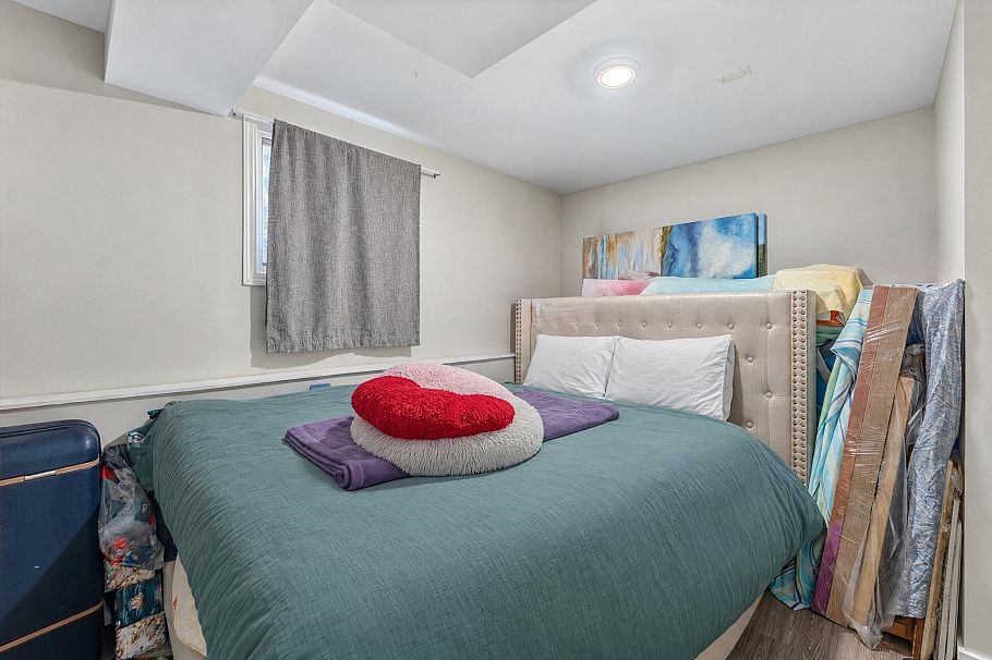 430 W Kings Road North Vancouver, BC - 17
