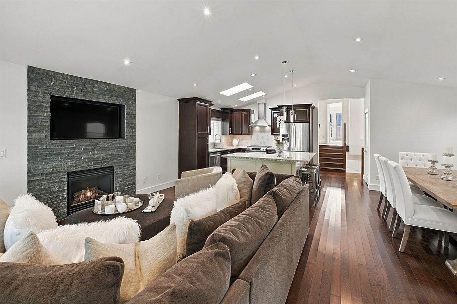 1153 Wellington Drive North Vancouver, BC - 2