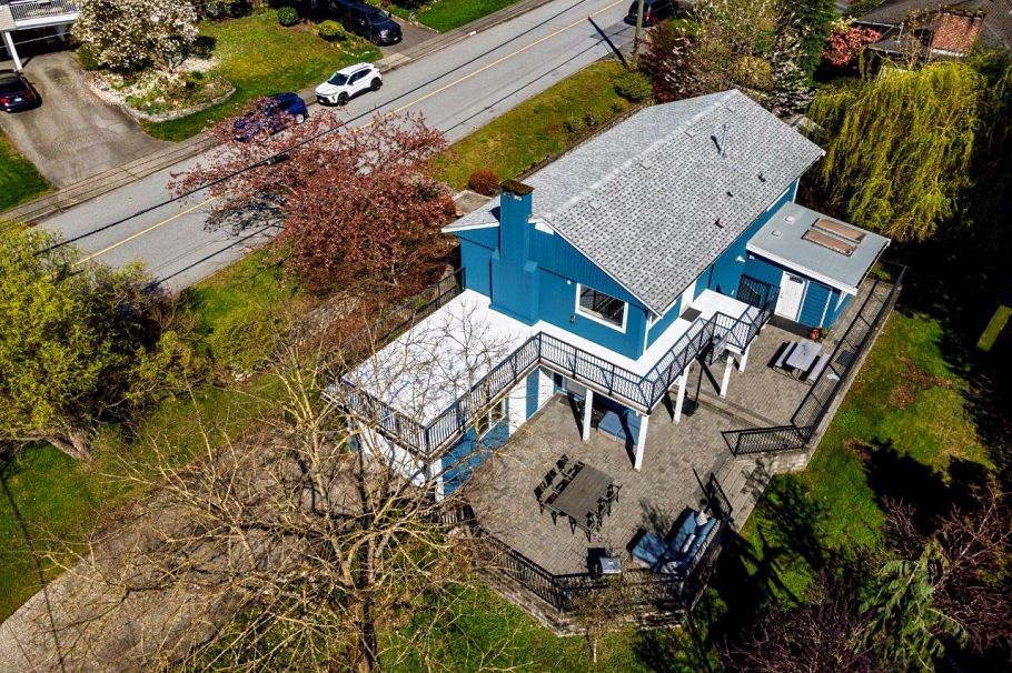 2094 Viewlynn Drive North Vancouver, BC - 1