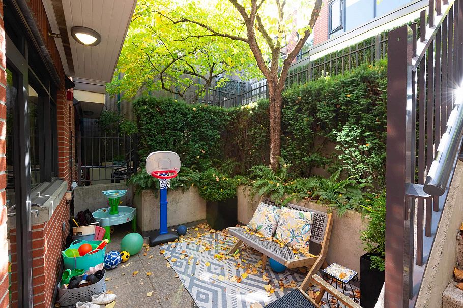 1088 W 7th Avenue Vancouver, BC - 14