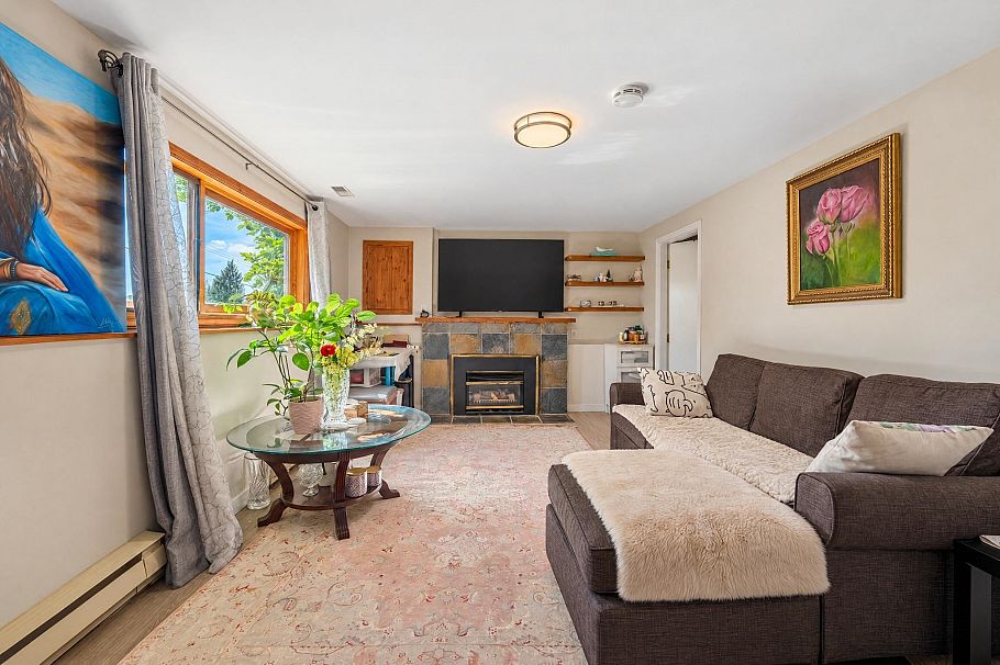 430 W Kings Road North Vancouver, BC - 16