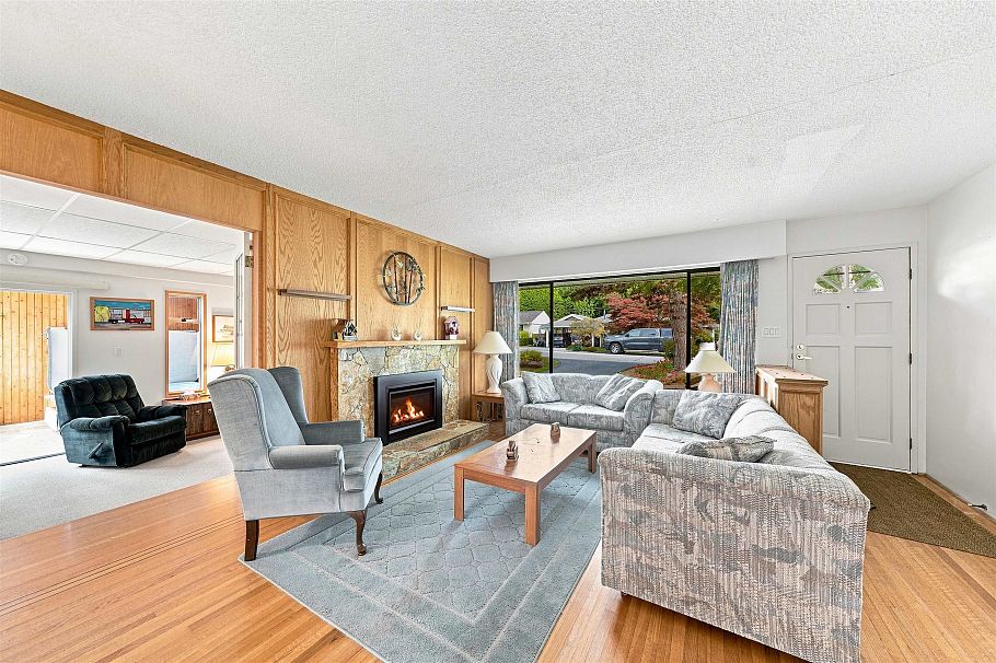 2161 Floralynn Crescent North Vancouver, BC - 3