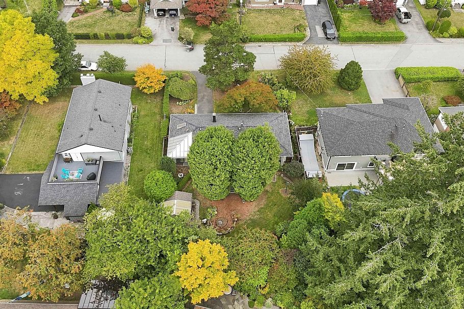 2161 Floralynn Crescent North Vancouver, BC - 34