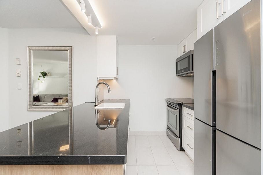 403 811 Helmcken Street Vancouver, BC - 4