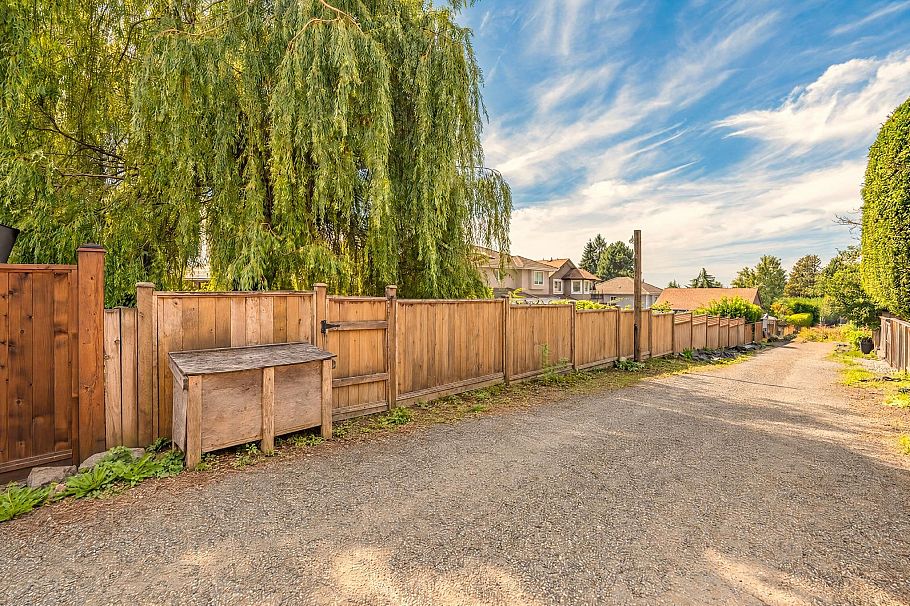 430 W Kings Road North Vancouver, BC - 31