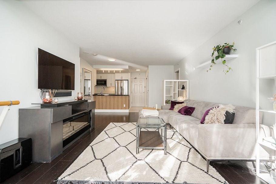 403 811 Helmcken Street Vancouver, BC - 2