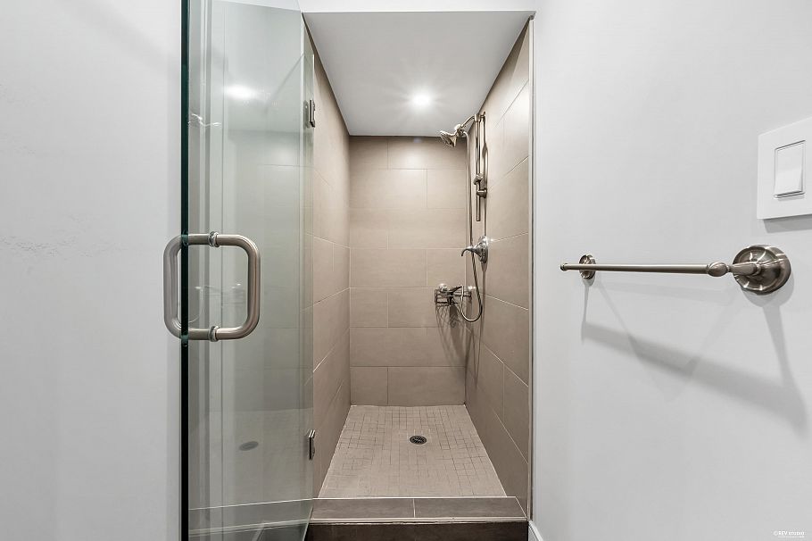1112 W 38th Avenue Vancouver, BC - 32