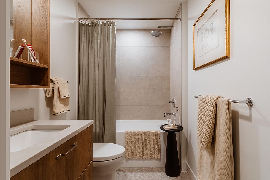 301 133 W 49th Avenue Vancouver, BC - 5