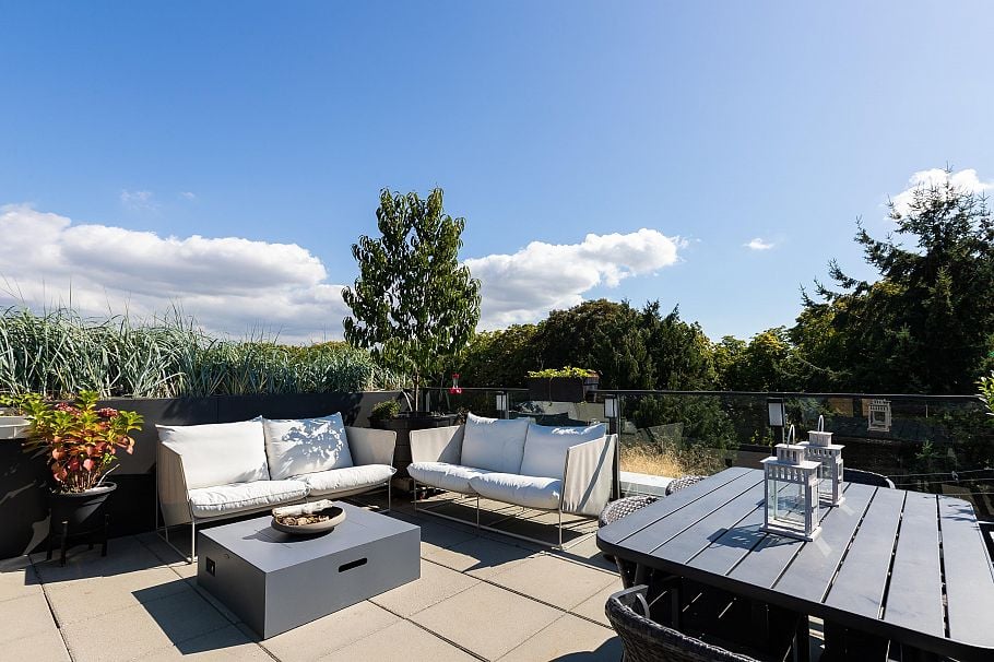 411 2520 Guelph Street Vancouver, BC - 2