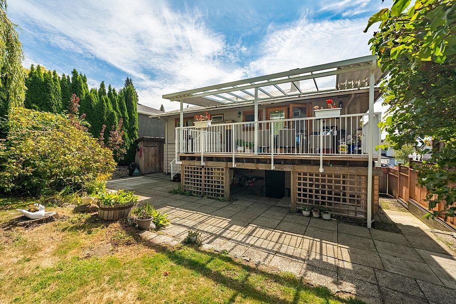 430 W Kings Road North Vancouver, BC - 25