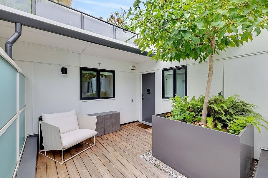 411 2520 Guelph Street Vancouver, BC - 5