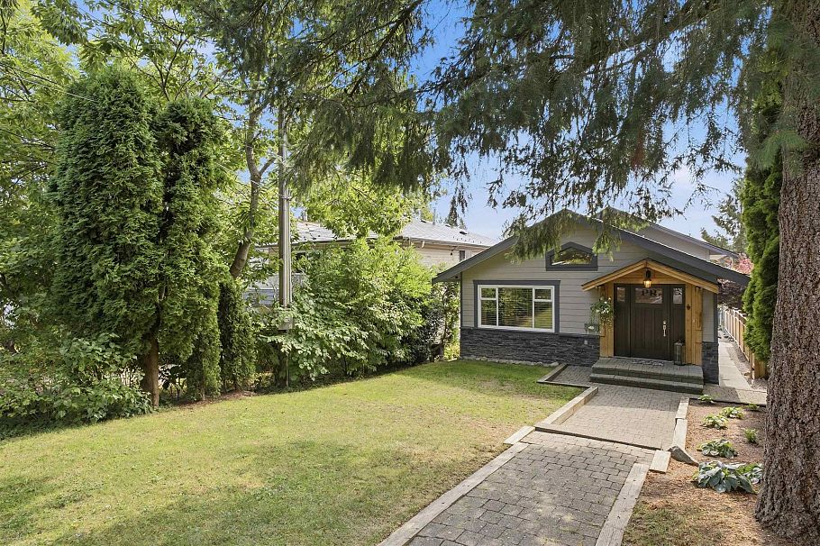 1153 Wellington Drive North Vancouver, BC - 1