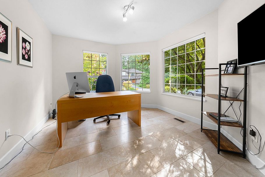 1617 Emerson Court North Vancouver, BC - 17