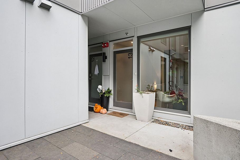 13 531 E 16th Avenue Vancouver, BC - 4