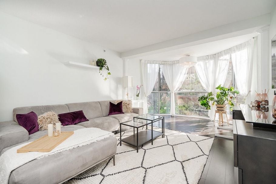 403 811 Helmcken Street Vancouver, BC - 1