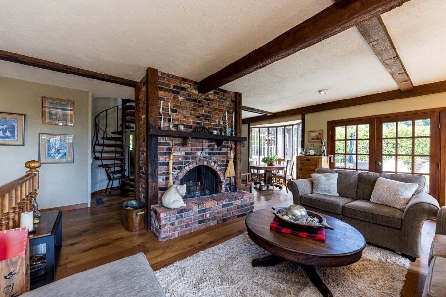 350 E Windsor Road North Vancouver, BC - 4
