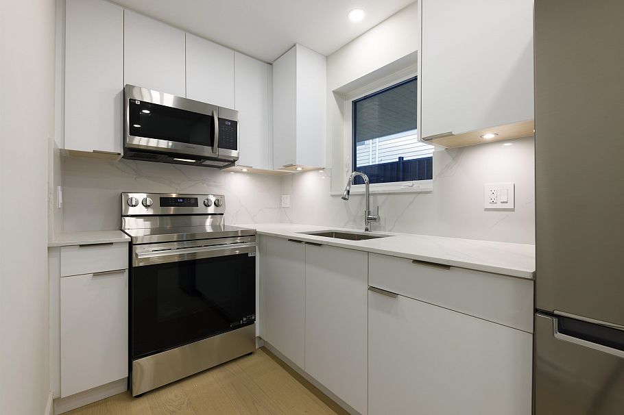 2068 E 1st Avenue Vancouver, BC - 18