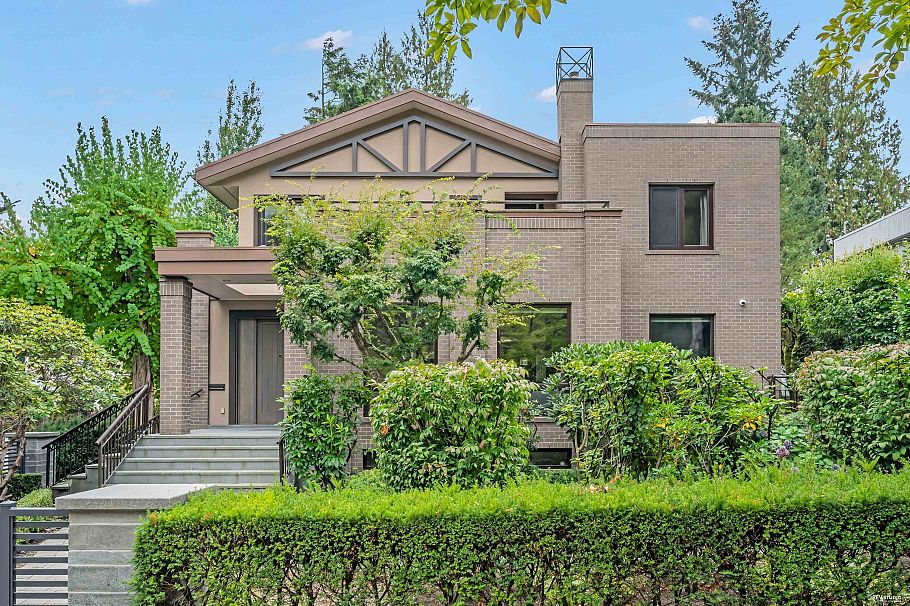 1112 W 38th Avenue Vancouver, BC - 1