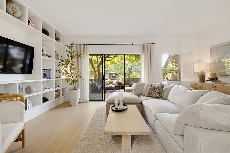 3 226 E 10th Street North Vancouver, BC - 3