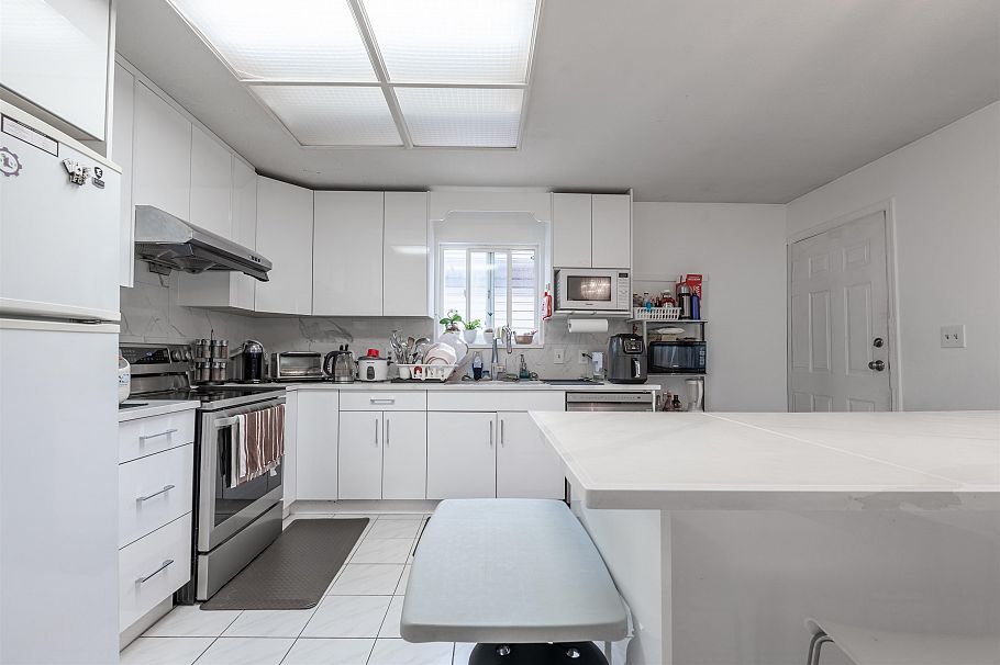 3681 Adanac Street Vancouver, BC - 11