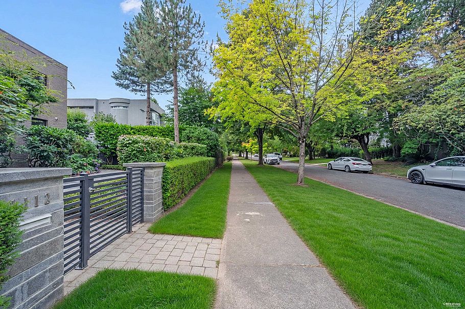 1112 W 38th Avenue Vancouver, BC - 2