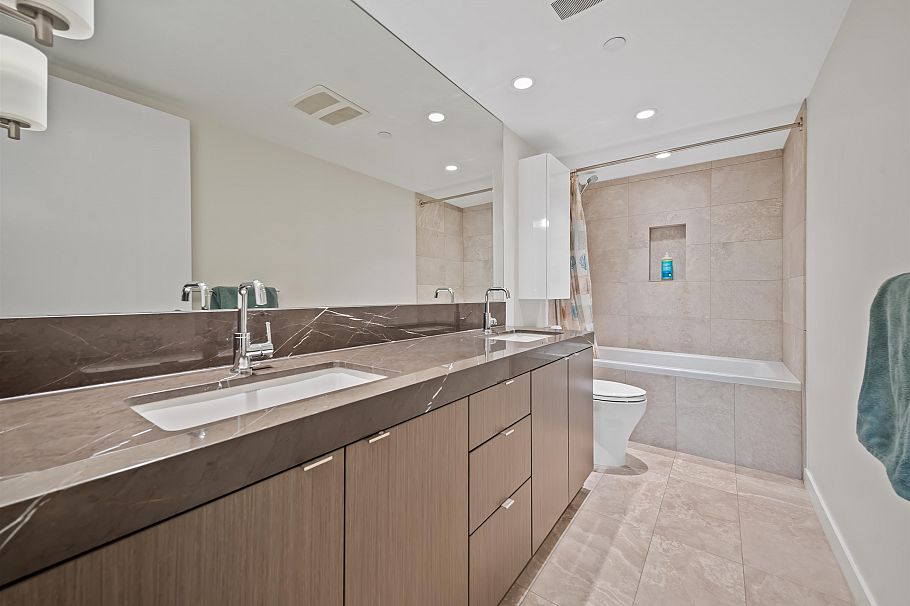 704 125 E 14th Street North Vancouver, BC - 19