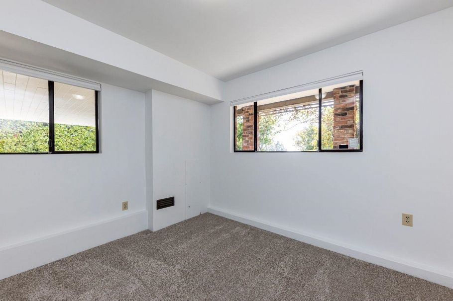 350 E Windsor Road North Vancouver, BC - 31