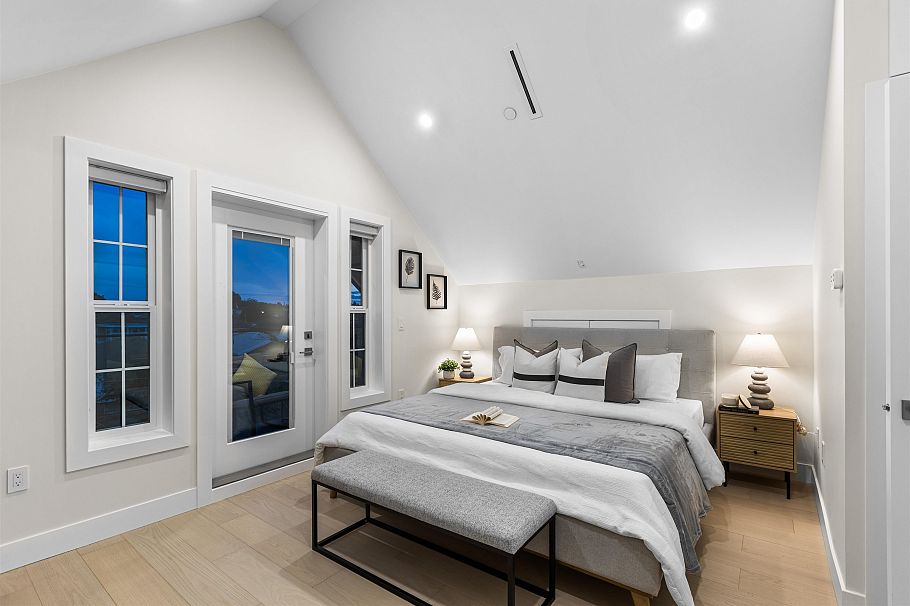 1 2211 Mannering Avenue Vancouver, BC - 14