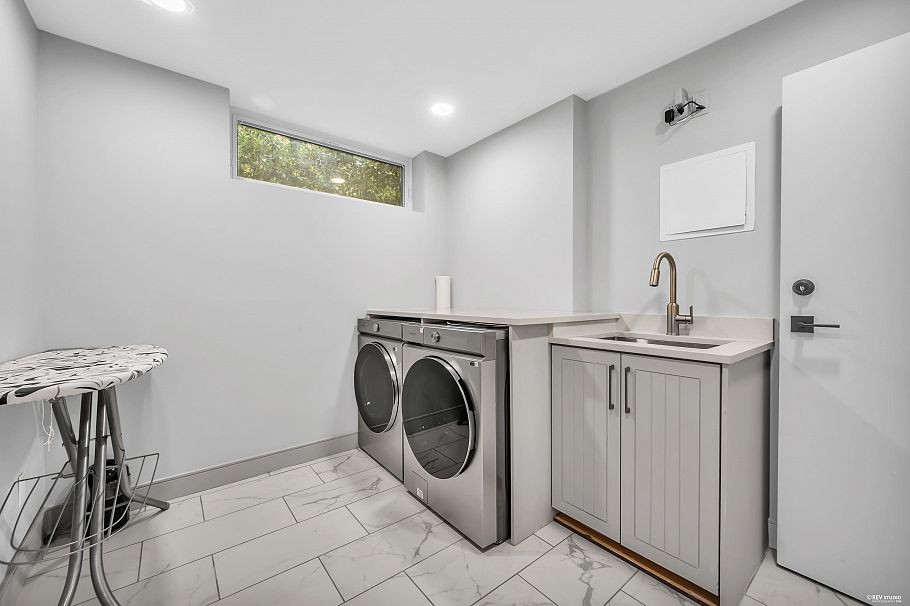 1112 W 38th Avenue Vancouver, BC - 30