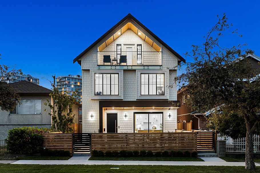 1 2211 Mannering Avenue Vancouver, BC - 1