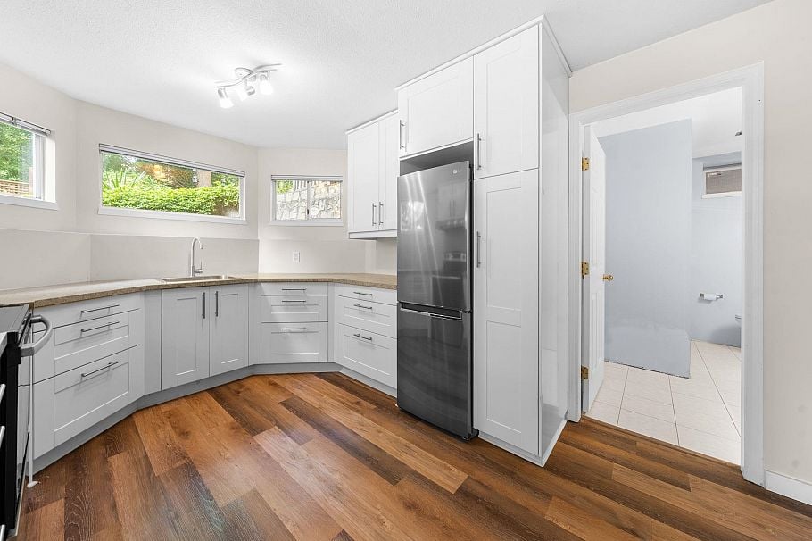 1617 Emerson Court North Vancouver, BC - 32