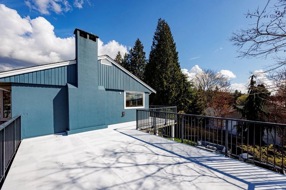 2094 Viewlynn Drive North Vancouver, BC - 30