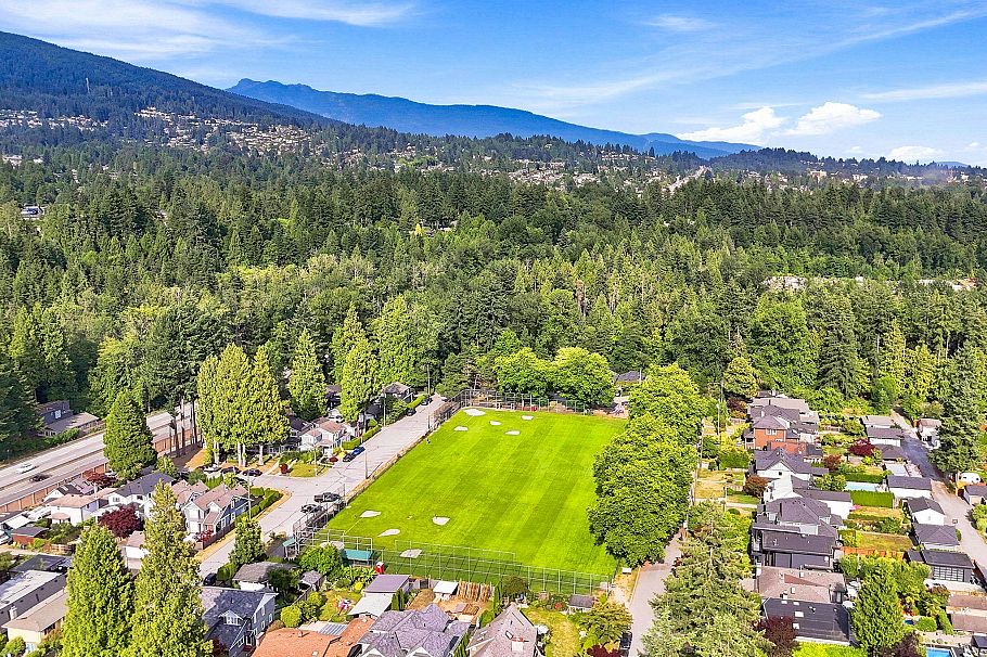 2360 Mackay Avenue North Vancouver, BC - 36