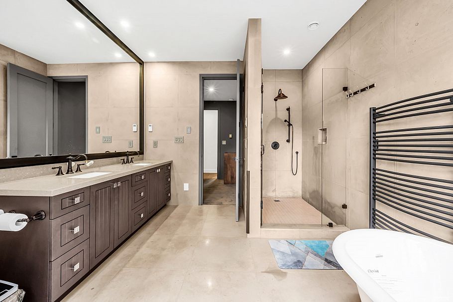 1112 W 38th Avenue Vancouver, BC - 23