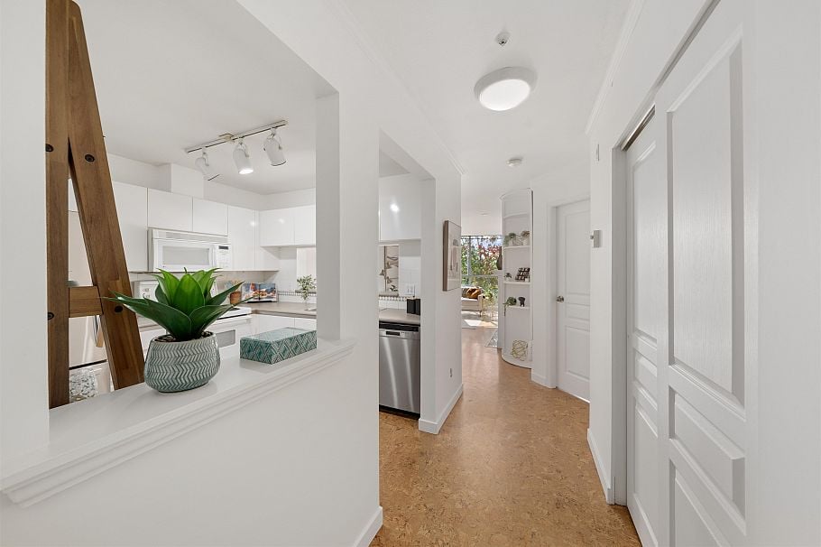 409 8430 Jellicoe Street Vancouver, BC - 17