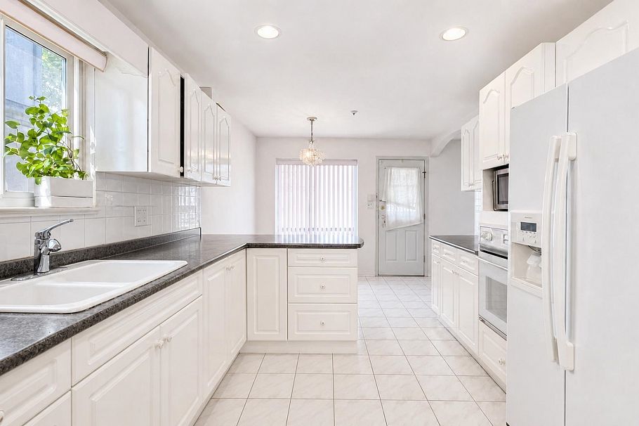 3211 Queens Avenue Vancouver, BC - 5