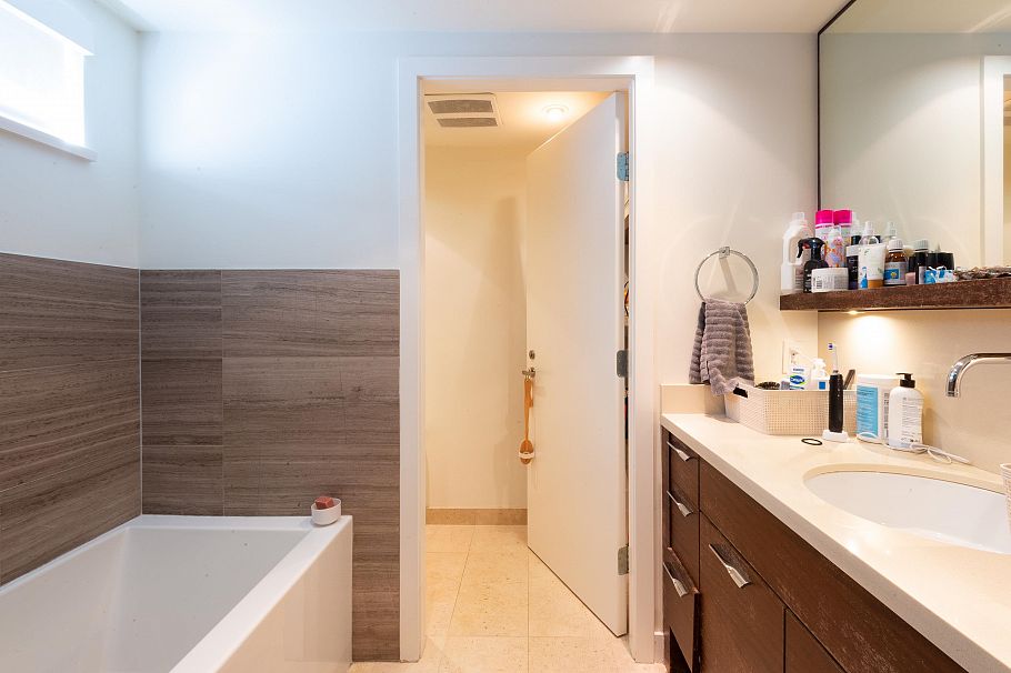1088 W 7th Avenue Vancouver, BC - 23