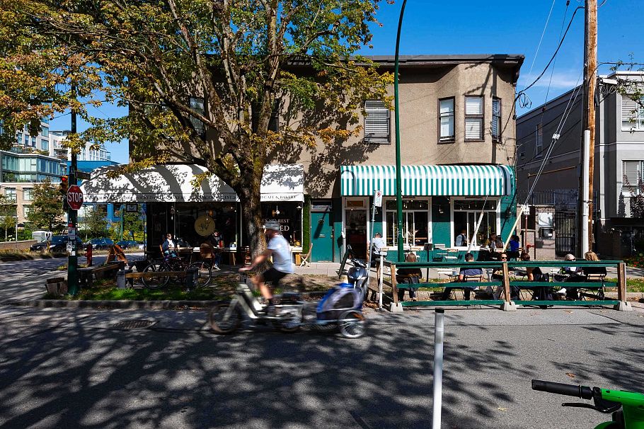 1088 W 7th Avenue Vancouver, BC - 34