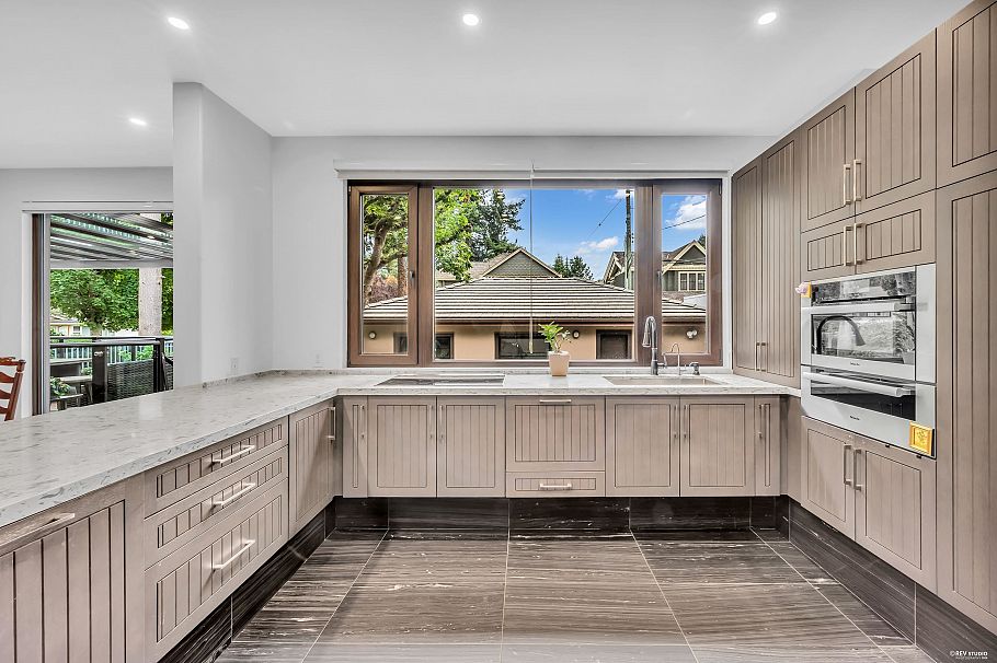 1112 W 38th Avenue Vancouver, BC - 17