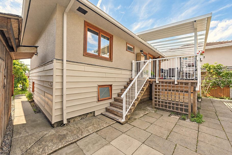 430 W Kings Road North Vancouver, BC - 30