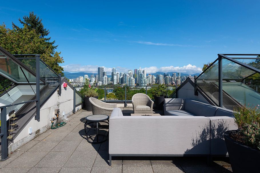 1088 W 7th Avenue Vancouver, BC - 2